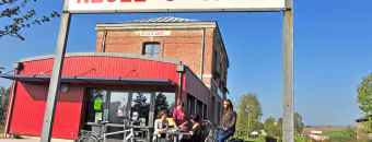 Pause au bord de la voie verte au Quai Gourmand à Saint-Saire