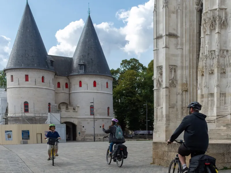 À vélo sur la parvis de la cathédrale de Beauvais