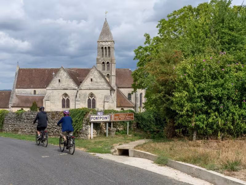 Arrivée à vélo à Pontpoint et son église