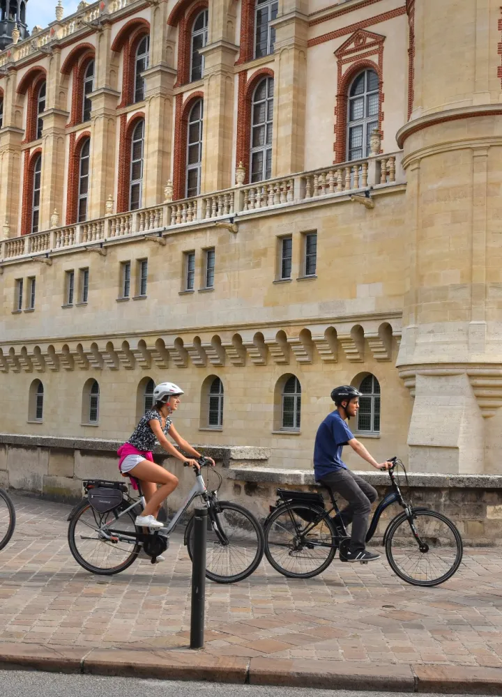 Cyclistes devant devant le château de Saint-Germain-en-Laye