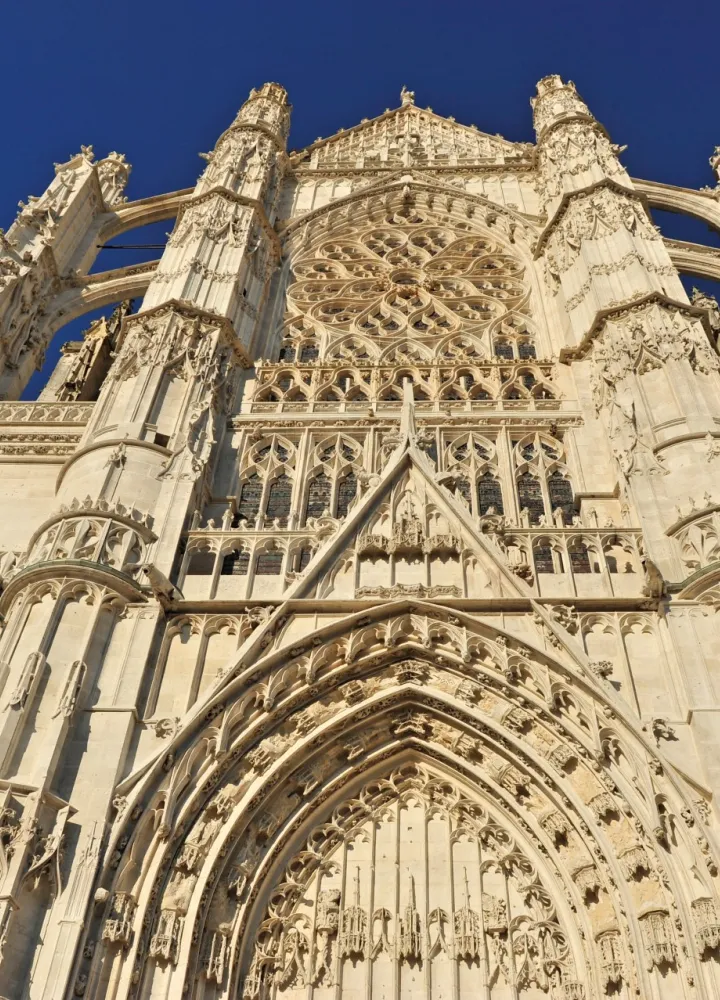 Cathérale de Beauvais sur l'Avenue Verte London-Paris à vélo
