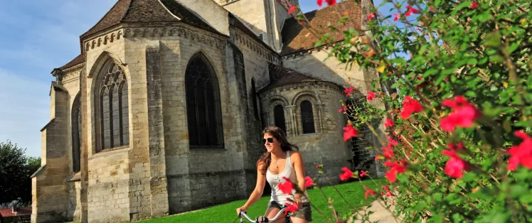 L'église d'Auvers-sur-Oise sur l'Avenue Verte London-Paris à vélo
