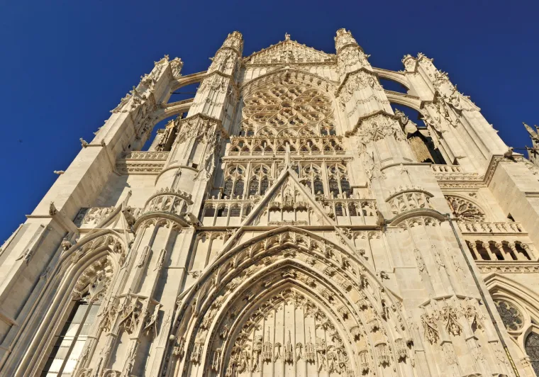Cathérale de Beauvais sur l'Avenue Verte London-Paris à vélo