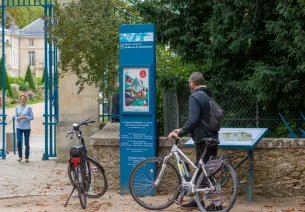 Cycliste devant le château de Rueil-Malmaison