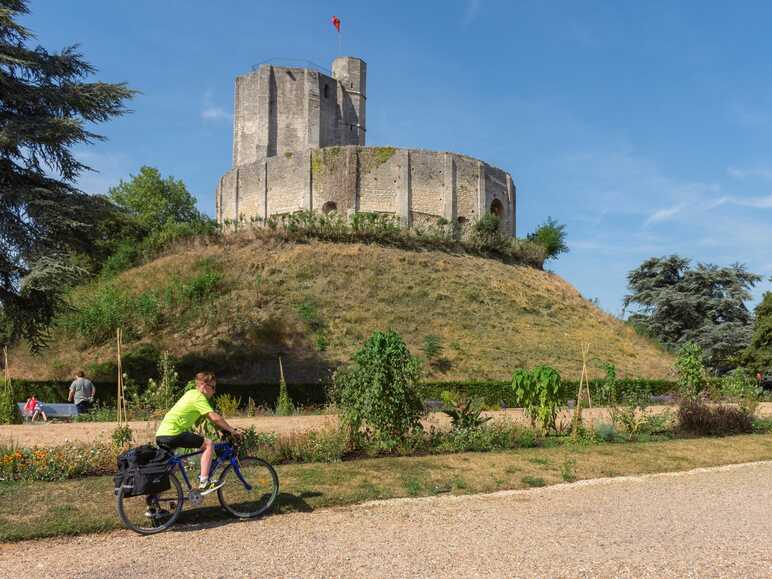 Cycliste devant le château de Gisors
